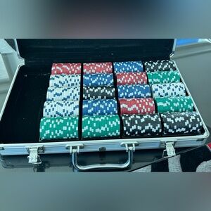 Set of 400 poker chips in racks in nice metal briefcase